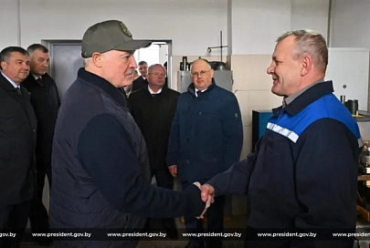 Идеальный для небольших районов машинно-тракторный парк. Президент оценил комплекс по ремонту техники в Завойти на Наровлянщине