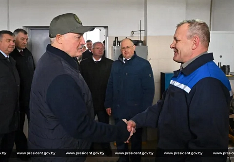 Идеальный для небольших районов машинно-тракторный парк. Президент оценил комплекс по ремонту техники в Завойти на Наровлянщине