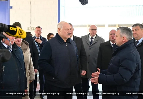 Малые районы сильны своей землей: Александр Лукашенко посетил Наровлянский район