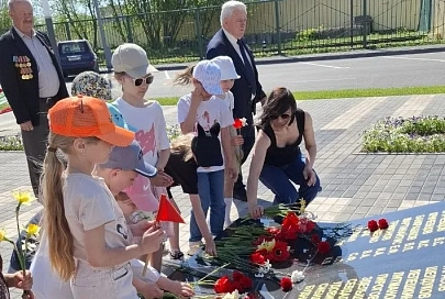 Благодарность за мирное небо: детсадовцы возложили цветы к монументу Славы погибшим в годы Великой Отечественной войны гомсельмашевцам