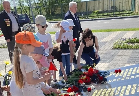 Благодарность за мирное небо: детсадовцы возложили цветы к монументу Славы погибшим в годы Великой Отечественной войны гомсельмашевцам