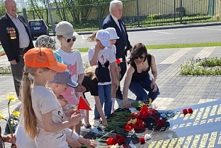 Благодарность за мирное небо: детсадовцы возложили цветы к монументу Славы погибшим в годы Великой Отечественной войны гомсельмашевцам