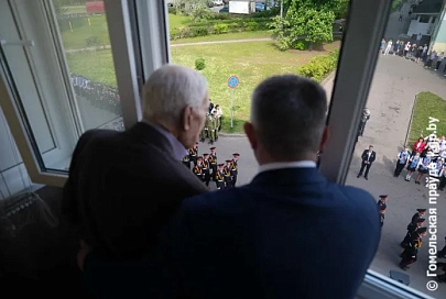 Спасибо за мирное небо. Губернатор Иван Крупко поздравил с Днём Победы ветерана Сергея Филимонова