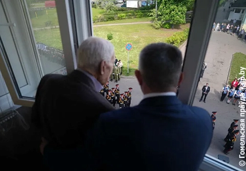 Спасибо за мирное небо. Губернатор Иван Крупко поздравил с Днём Победы ветерана Сергея Филимонова