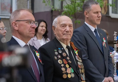 Вы подарили нам мирную жизнь: помощник Президента – инспектор по Гомельской области Руслан Пархамович поздравил с наступающим Днем Победы ветерана Алексея Головацкого