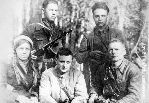Накануне Дня Победы "Гомельская праўда" отремонтировала захоронение своего бывшего работника-участника Великой Отечественной войны