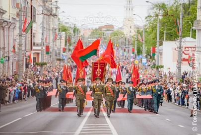 День Победы в Гомеле открыло праздничное шествие по улице Советской