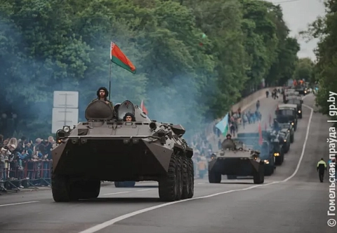 Плечом к плечу, шаг в шаг. Парадом по площади Ленина в Гомеле прошли военнослужащие, кадеты и специализированная техника