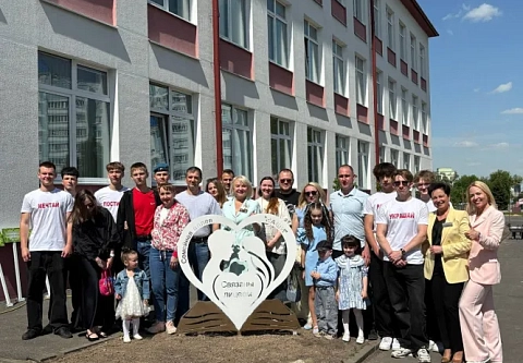 Корни преемственности. В Мозырском государственном областном лицее высадили семейную аллею «Наши»