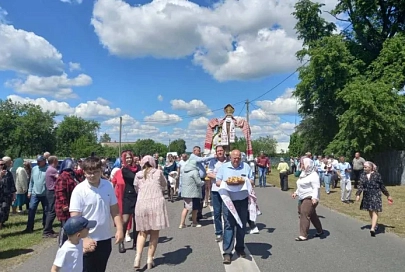 В деревне Новинки Калинковичского района провели уникальный и глубоко почитаемый местными жителями обряд «Перенос свечи»