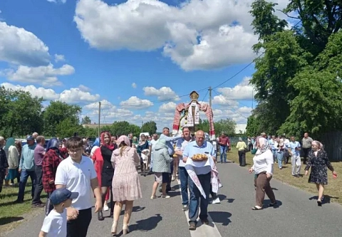 В деревне Новинки Калинковичского района провели уникальный и глубоко почитаемый местными жителями обряд «Перенос свечи»