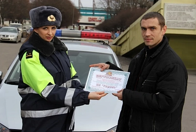 В День защитников Отечества ГАИ организовала квест для водителей с вручением билетов на хоккейный матч