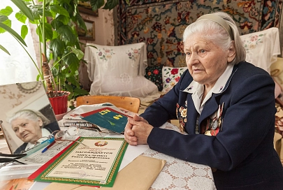 90-гадовая жыхарка Лоева Раіса Міхаленка ў гады маладосці была партызанкай, а ў пасляваенны час узначальвала калгас з сімвалічнай назвай “Непераможны”