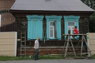 Более месяца гомельскими волонтерами проводятся работы по восстановлению фасада старого дома на Новополесской 