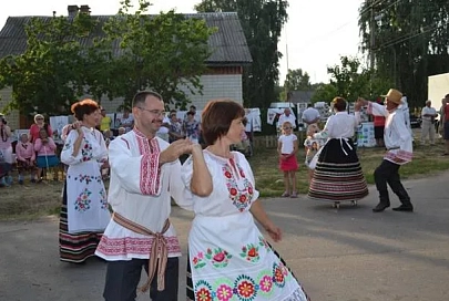 На празднике в Огородниках Калинковичского района встретились сотни выпускников местной школы