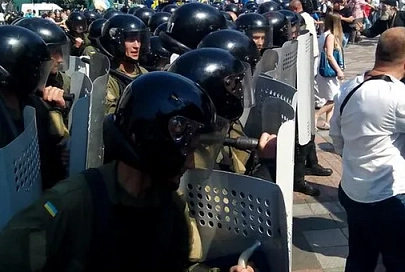 Около 100 человек пострадали при беспорядках в Киеве