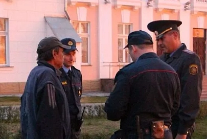 В 9 вечера в здание университета ломился посторонний: хотел срочно защитить диссертацию