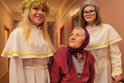 На днях постояльцы Старо-Дятловичской больницы сестринского ухода принимали поздравления и подарки от гостей из областного центра