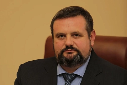 Опасная  березка, защитники сосен  и гараж  у колодца