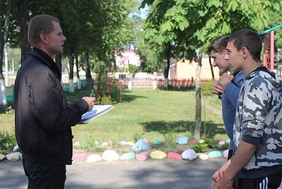 В деревне Дуброва школьникам предоставили возможность заработать во время летних каникул