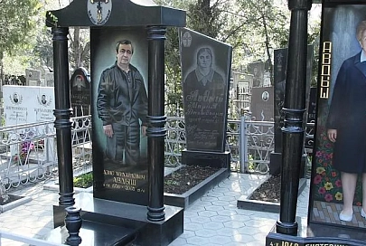 Не могу понять  новую кладбищенскую моду: ставить себе памятники еще при жизни