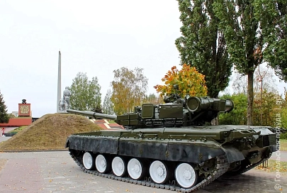 В Мозыре на кургане Славы установлен танк Т-80