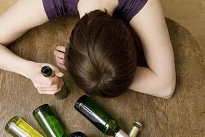 35-тилетняя мозырянка утверждает, что пьяная случайно упала с ножом на своего сожителя. Правоохранители не поверили