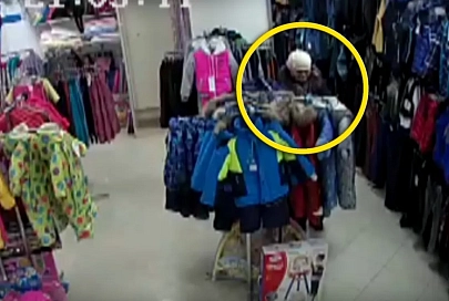 Милиционеры просят мозырян внимательно просмотреть видео с камеры наблюдения магазина «Стильные детки» в Мозыре и помочь разыскать воровку
