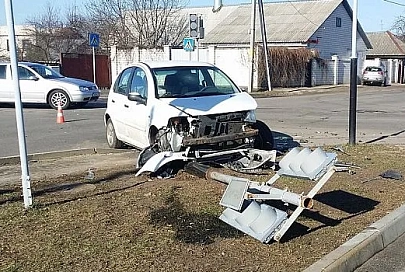 В Речице Citroen на перекрестке снес новый светофор 