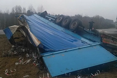 Возле Калинковичей перевернулась фура, направляющаяся в Светлогорск