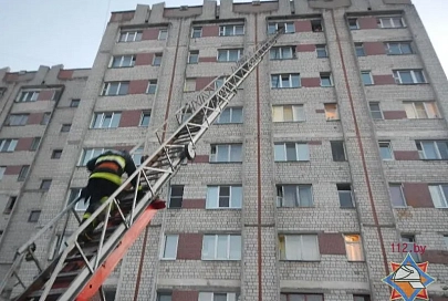 Речицкие спасатели развернули лестницу, чтобы попасть в квартиру, где по подоконнику ползал ребенок