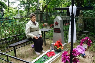 Рядом с могилой ветерана неожиданно для его родственников появилось чужое захоронение