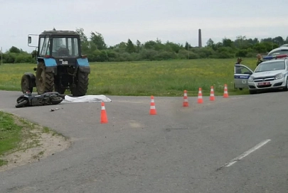 В Кормянском районе трактор МТЗ не пропустил мопед, в результате его водитель-пенсионер погиб