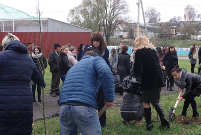 Молодые специалисты заложили в Поколюбичах рябиновую Аллею Славы