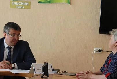Юрий Шулейко провел прием граждан в Ельске. Жителей интересовали вопросы водоснабжения и заработной платы