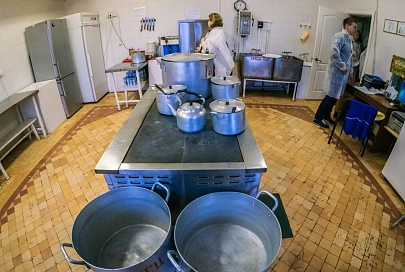 В школьных столовых Светлогорска обнаружили ломаный инвентарь и выявили нарушения в качестве питания