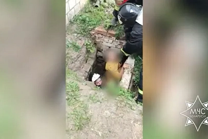 В Добруше спасатели вытащили пенсионерку, провалившуюся в технологический колодец