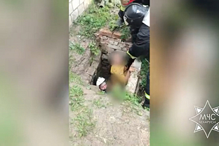 В Добруше спасатели вытащили пенсионерку, провалившуюся в технологический колодец