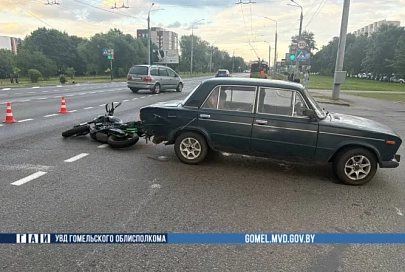 В Гомеле на проспекте Речицком мотоциклист врезался в «ВАЗ»