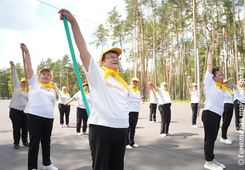 В Светлогорске пенсионеры прививают детям любовь к спорту. Участникам «Вытокаў» показали спортивную инфраструктуру города