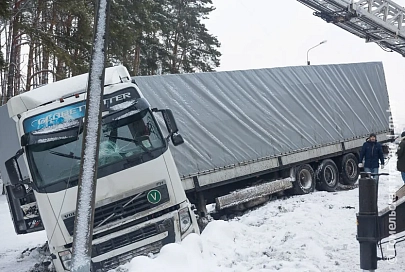 Грузовик Volvo вылетел в кювет на выезде из Гомеля