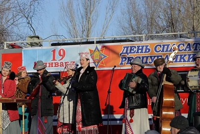 У гомельского Ледового дворца отметили День спасателя 