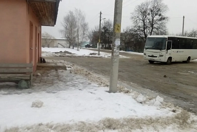 В Петриковском районе автобус сбил женщину на обочине. Она в больнице