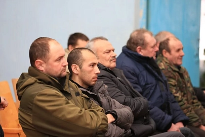 С трудовым коллективом СУП "Андреевка", где накануне похитили 19 тонн комбикорма, провели собрание