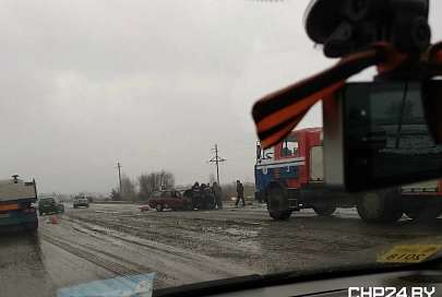 В Гомеле на объездной столкнулись Mitsubishi и Ford. Понадобилась помощь спасателей
