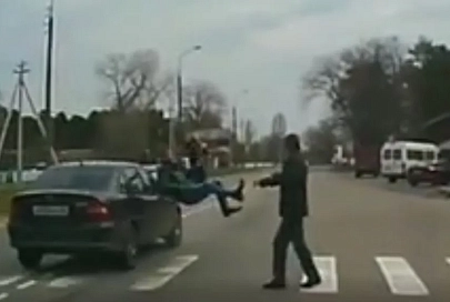 Авария на Добрушской, в которой автомобиль сбил двух пешеходов, попала на видео