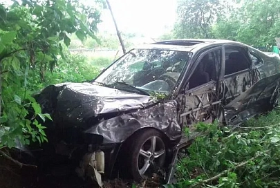 В Мозырском районе бесправник врезался в дерево, пострадали два пассажира