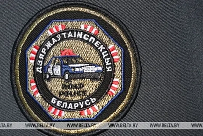 В Гомеле сотрудники ГАИ и прохожие помогли мужчине починить сломавшуюся в пути инвалидную коляску