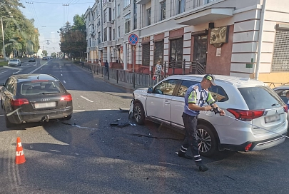 Фотофакт: в Гомеле на кольце по улице Кирова не разъехались две иномарки 