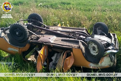 В Наровлянском районе автомобиль под управлением нетрезвого водителя опрокинулся в кювет